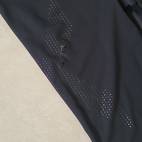 2XU Performance Compression Leggings - Picture 5 of 8